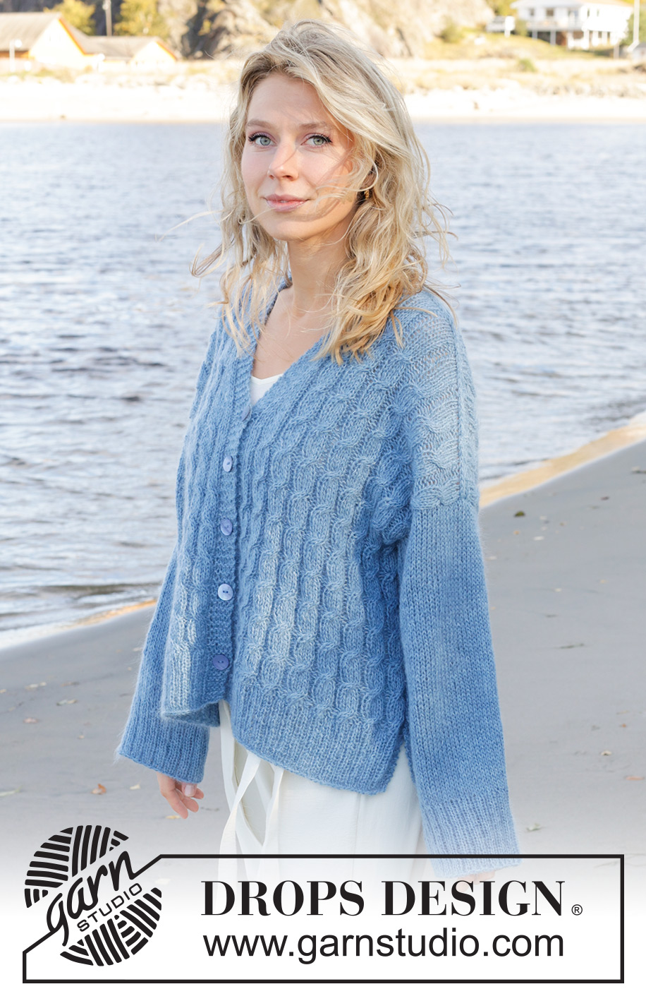 Bluebell Twist Cardigan / DROPS 239-23 - Alhaalta ylös neulottu oversize-jakku DROPS Nord- ja DROPS Kid-Silk -langoista. Työssä on palmikoita, sivuhalkiot, viistotut olkapäät ja V-aukko. Koot XS - XXL.