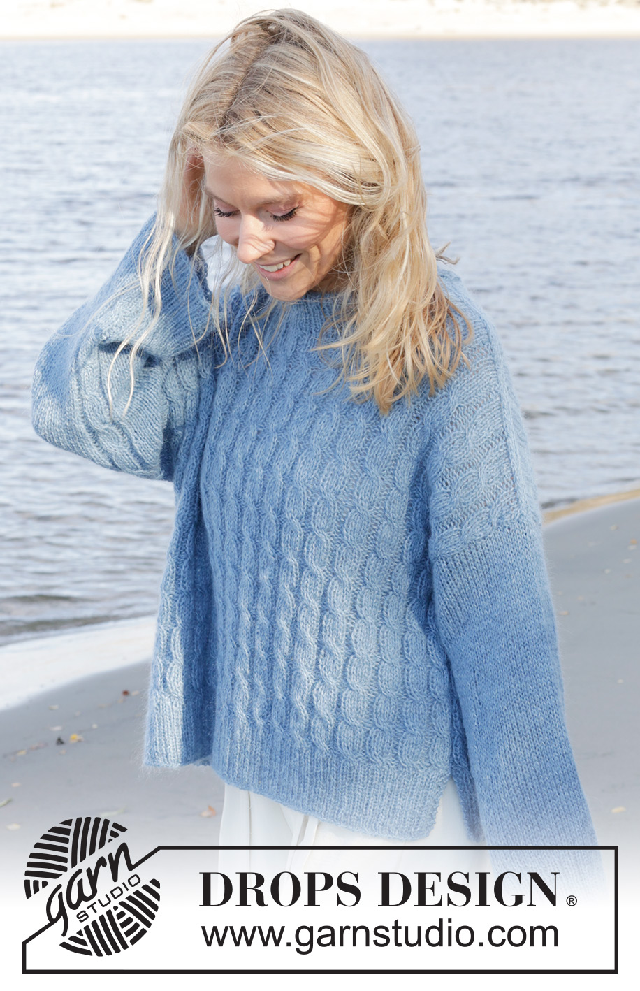 Bluebell Twist Sweater / DROPS 239-24 - Alhaalta ylös neulottu oversize-pusero DROPS Nord- ja DROPS Kid-Silk -langoista. Työssä on palmikoita, kaksinkertainen pääntien reunus, viistotut olkapäät ja sivuhalkiot. Koot XS - XXL.