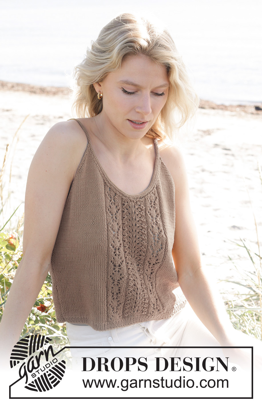 Coconut Adventure Top / DROPS 239-33 - Gebreide top in DROPS Safran. Het werk wordt van onder naar boven gebreid, met kantpatroon en punnikrand. Maten S - XXXL.