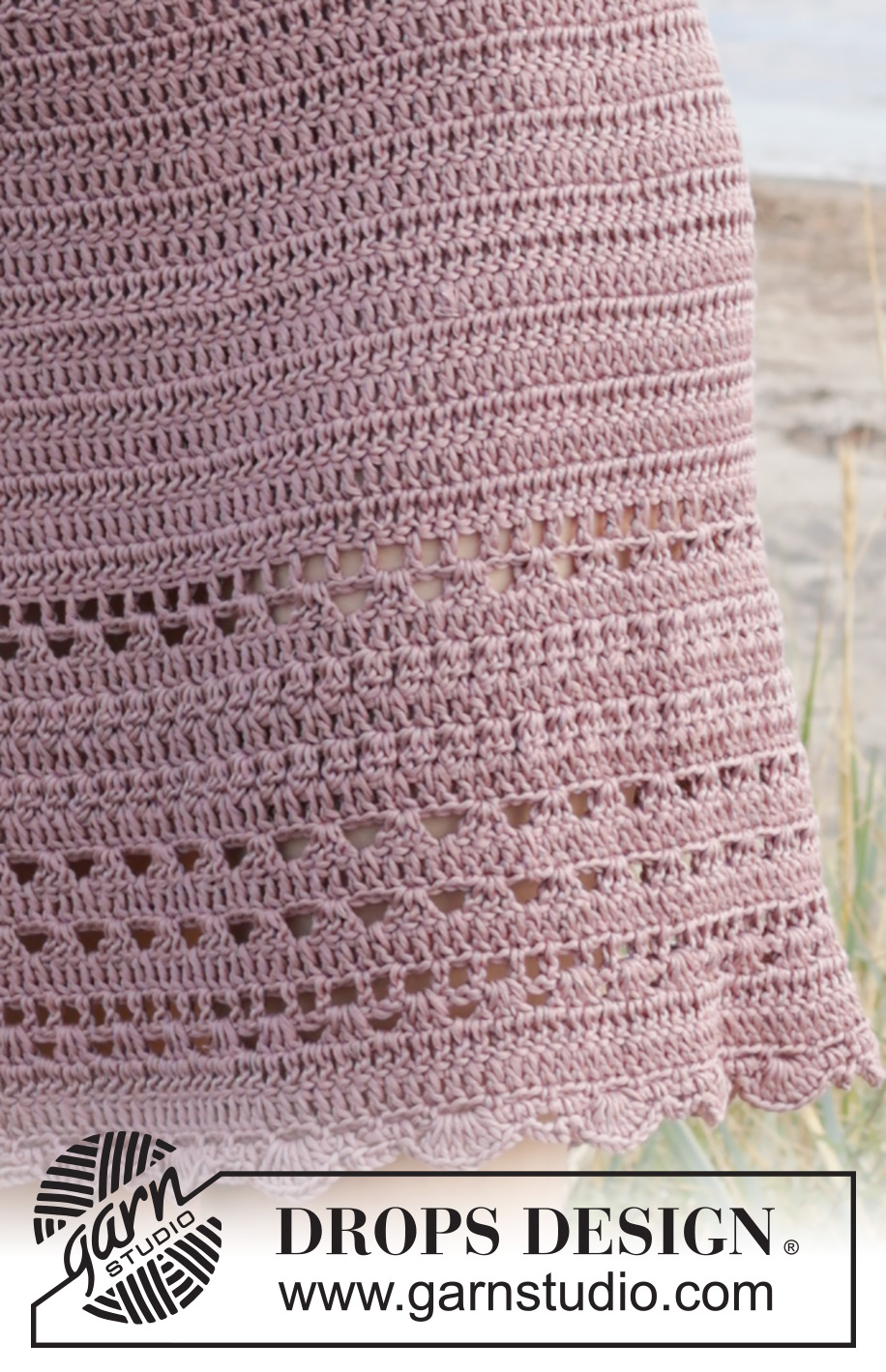 Beach Rendezvous Skirt / DROPS 239-36 - Gehaakte rok in DROPS Muskat. Het werk wordt van boven naar beneden gehaakt met kantpatroon. Maten S - XXXL.