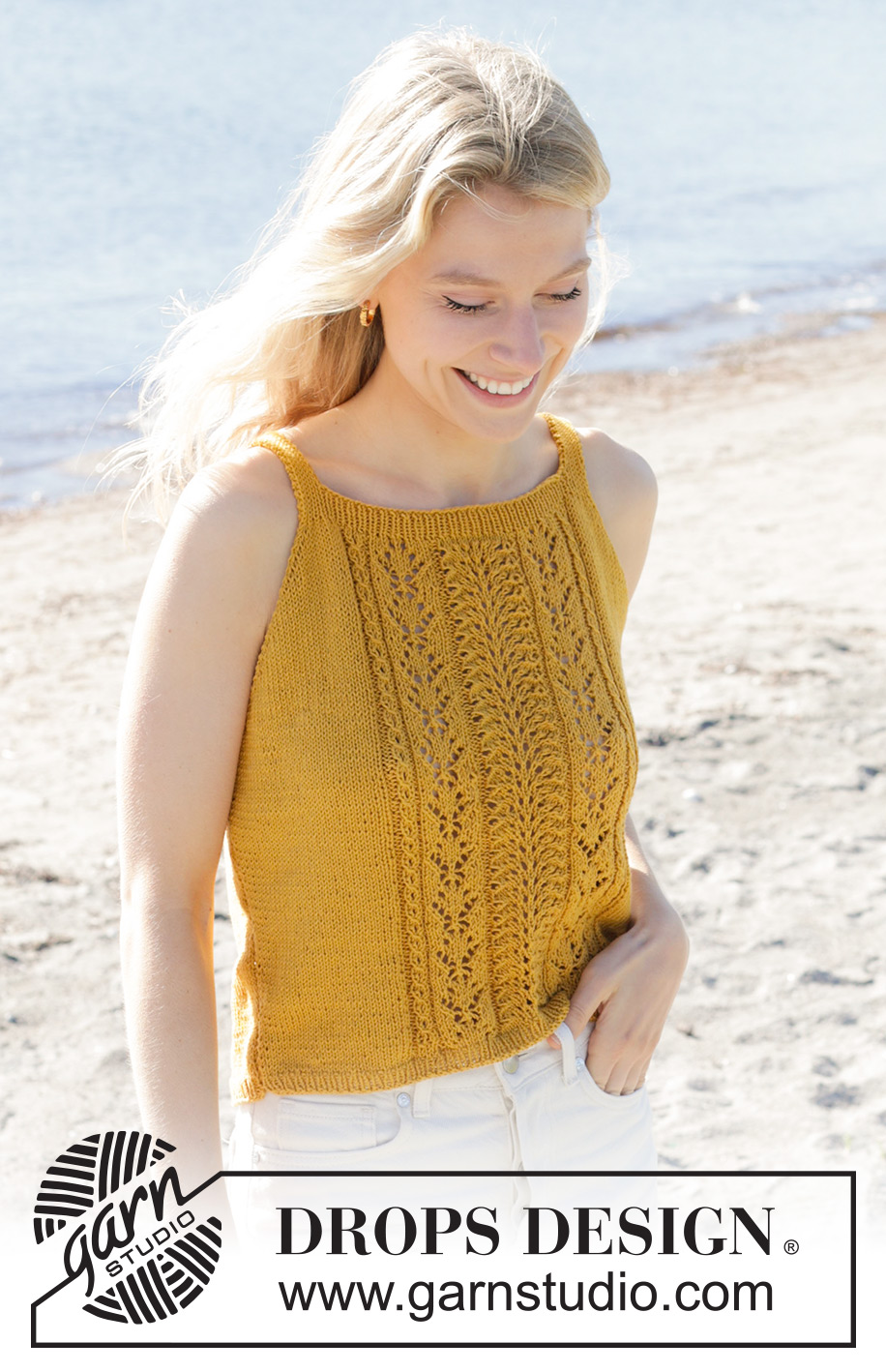 Smiling Honey Top / DROPS 240-14 - Gebreide top in DROPS Safran. Het werk wordt van onder naar boven gebreid met kantpatroon op het voorpand. Maten S - XXXL.