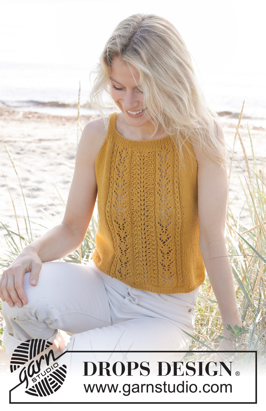 Smiling Honey Top / DROPS 240-14 - Gebreide top in DROPS Safran. Het werk wordt van onder naar boven gebreid met kantpatroon op het voorpand. Maten S - XXXL.