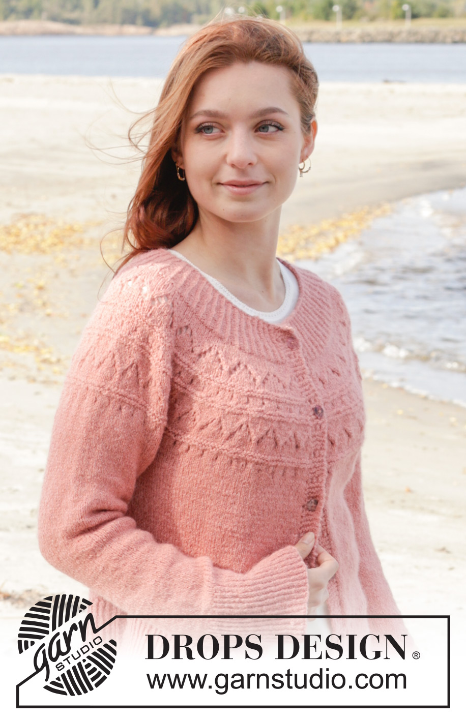 Blushing Rose Cardigan / DROPS 240-21 - Gilet tricoté de haut en bas avec empiècement arrondi, point ajouré et fente sur les côtés, en DROPS Sky. Du S au XXXL.