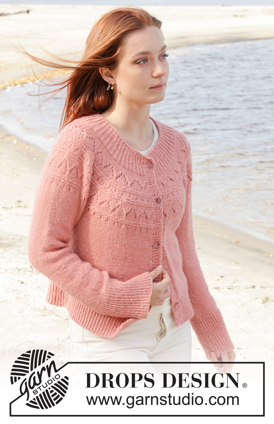 Blushing Rose Cardigan / DROPS 240-21 - Gilet tricoté de haut en bas avec empiècement arrondi, point ajouré et fente sur les côtés, en DROPS Sky. Du S au XXXL.