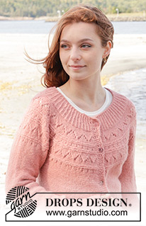 Blushing Rose Cardigan / DROPS 240-21 - Gilet tricoté de haut en bas avec empiècement arrondi, point ajouré et fente sur les côtés, en DROPS Sky. Du S au XXXL.