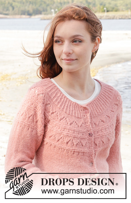 Blushing Rose Cardigan / DROPS 240-21 - Gilet tricoté de haut en bas avec empiècement arrondi, point ajouré et fente sur les côtés, en DROPS Sky. Du S au XXXL.