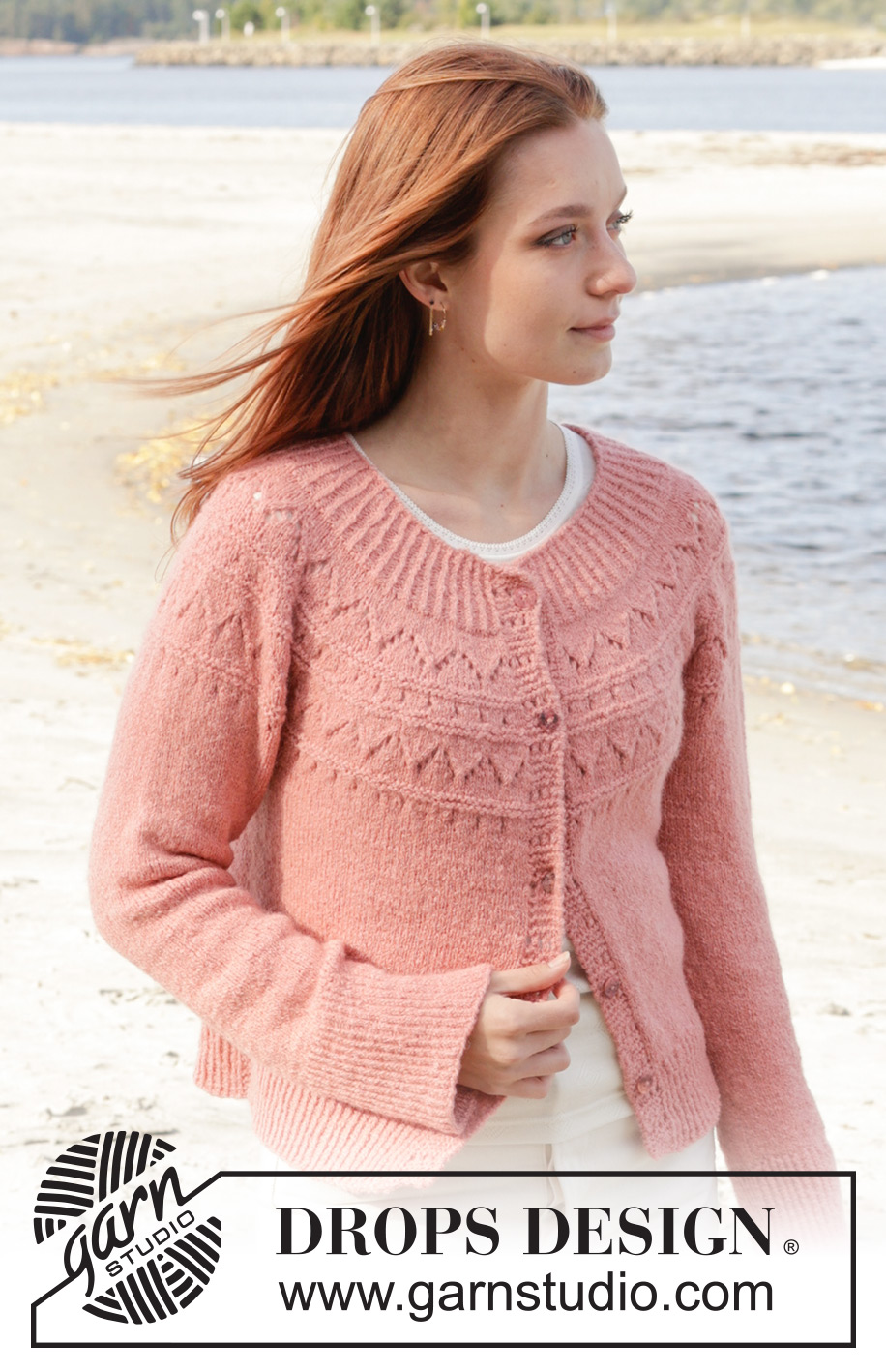Blushing Rose Cardigan / DROPS 240-21 - Gilet tricoté de haut en bas avec empiècement arrondi, point ajouré et fente sur les côtés, en DROPS Sky. Du S au XXXL.