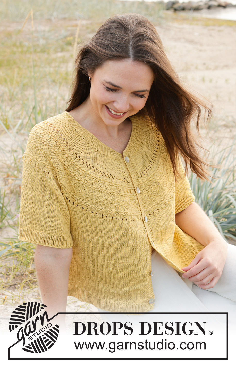 Sun Dream Cardi / DROPS 240-23 - Gestrickte Jacke mit kurzen Ärmeln in DROPS Safran. Die Arbeit wird von oben nach unten mit Rundpasse und Reliefmuster an der Passe gestrickt. Größe S - XXXL.