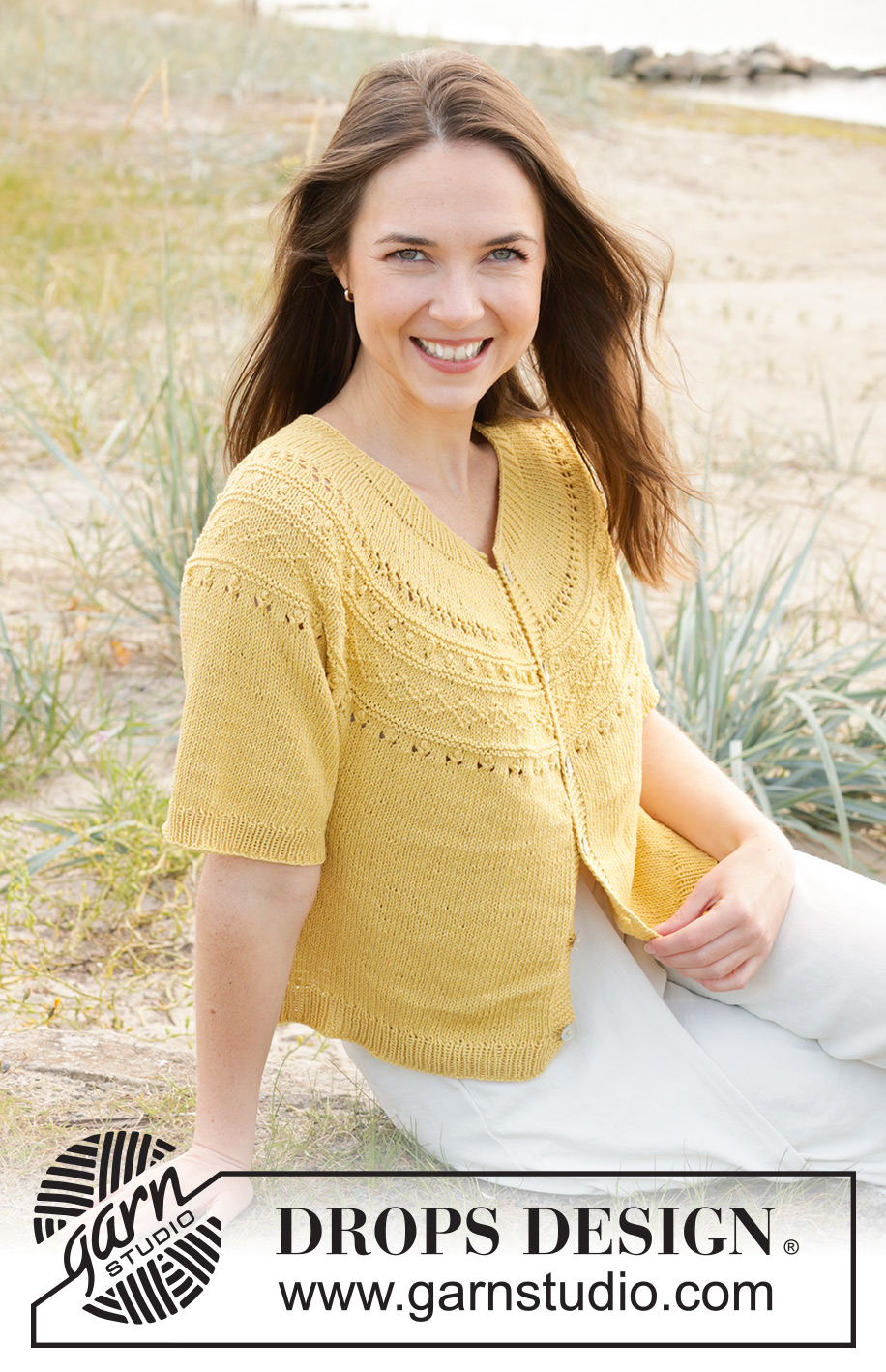 Sun Dream Cardi / DROPS 240-23 - Gestrickte Jacke mit kurzen Ärmeln in DROPS Safran. Die Arbeit wird von oben nach unten mit Rundpasse und Reliefmuster an der Passe gestrickt. Größe S - XXXL.