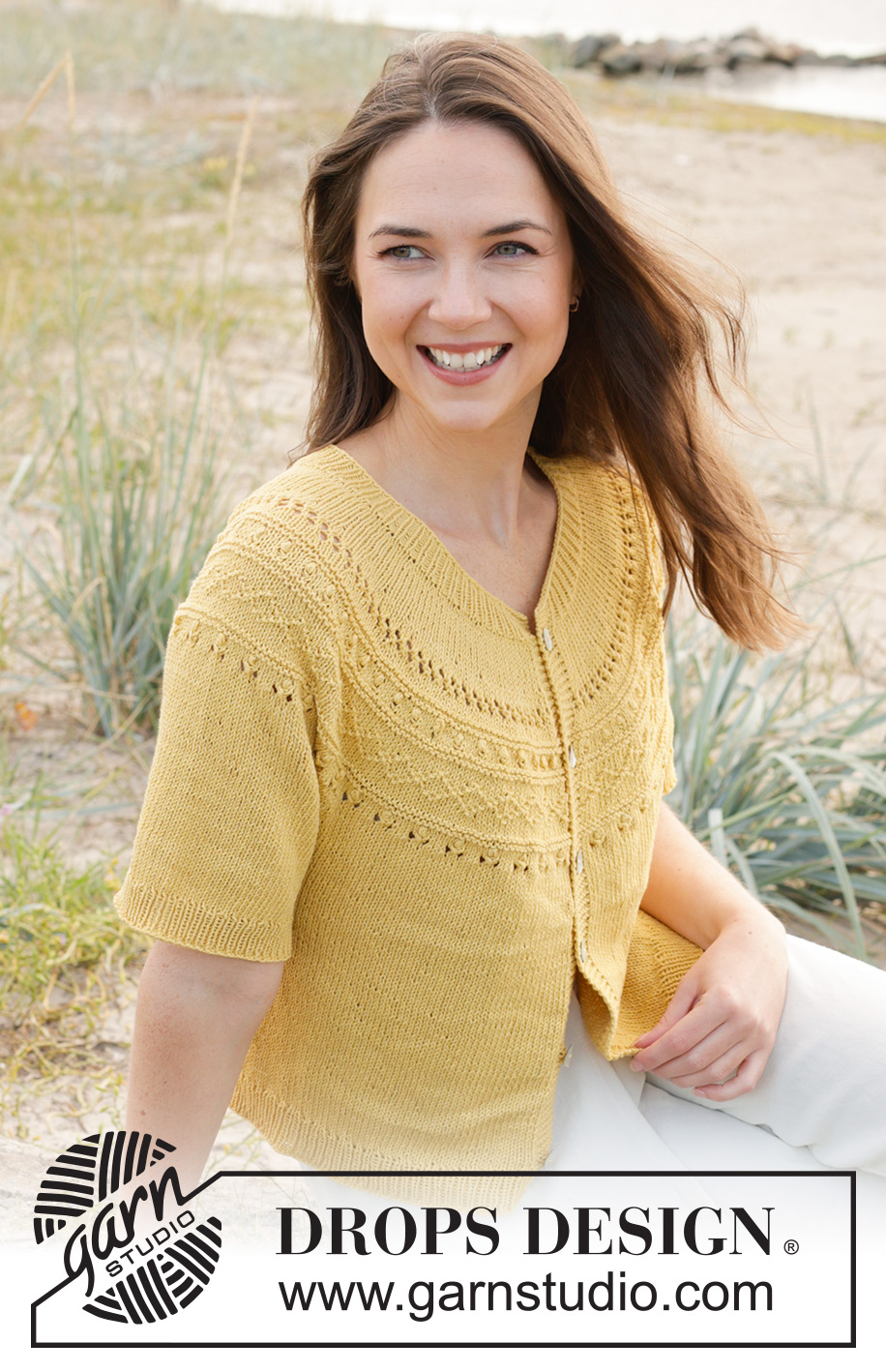 Sun Dream Cardi / DROPS 240-23 - Gestrickte Jacke mit kurzen Ärmeln in DROPS Safran. Die Arbeit wird von oben nach unten mit Rundpasse und Reliefmuster an der Passe gestrickt. Größe S - XXXL.