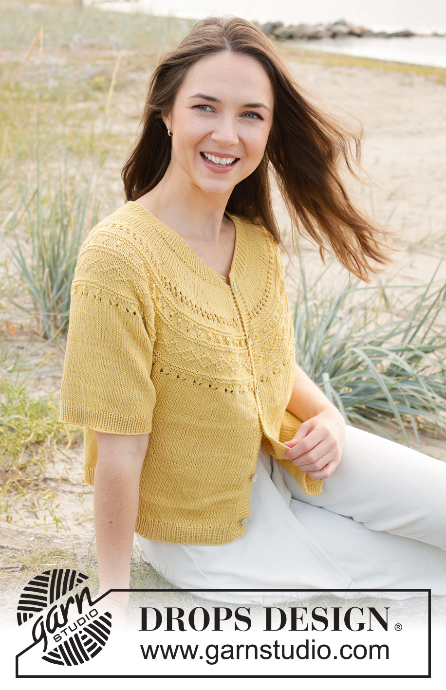 Sun Dream Cardi / DROPS 240-23 - Gestrickte Jacke mit kurzen Ärmeln in DROPS Safran. Die Arbeit wird von oben nach unten mit Rundpasse und Reliefmuster an der Passe gestrickt. Größe S - XXXL.