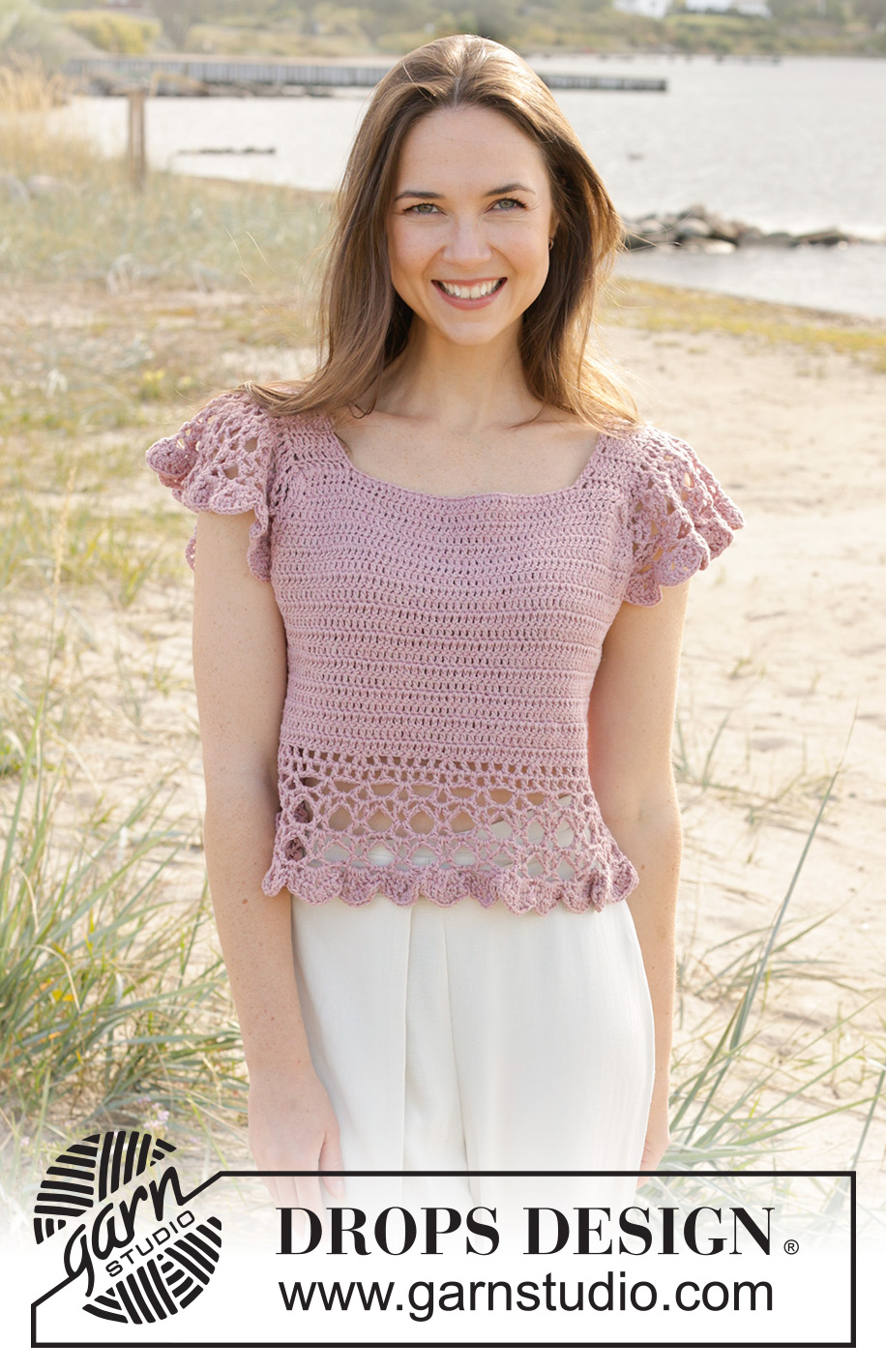 Country Belle Top / DROPS 240-30 - Top crocheté de haut en bas, avec volants, en DROPS Belle.  Du S au XXXL