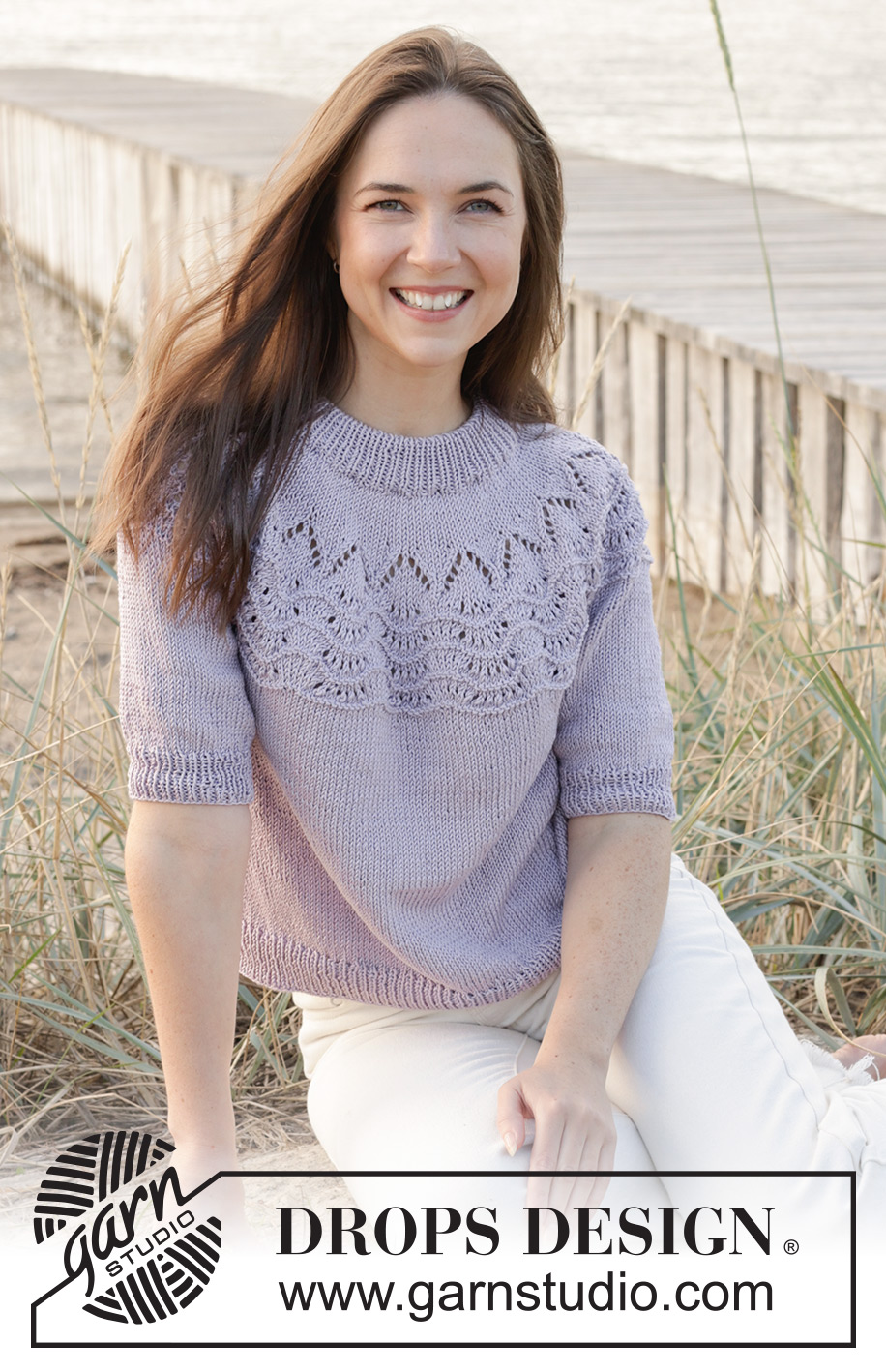 Hope Bay Top / DROPS 241-32 - Gestrickter Pullover mit kurzen Ärmeln in DROPS Muskat. Die Arbeit wird von oben nach unten mit doppelter Halsblende, Rundpasse und Wellenmuster an der Passe gestrickt. Größe S - XXXL.