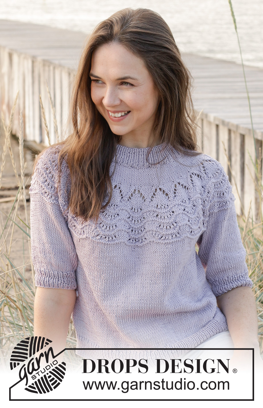 Hope Bay Top / DROPS 241-32 - Gestrickter Pullover mit kurzen Ärmeln in DROPS Muskat. Die Arbeit wird von oben nach unten mit doppelter Halsblende, Rundpasse und Wellenmuster an der Passe gestrickt. Größe S - XXXL.