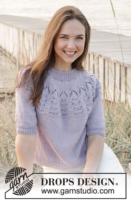 Hope Bay Top / DROPS 241-32 - Gestrickter Pullover mit kurzen Ärmeln in DROPS Muskat. Die Arbeit wird von oben nach unten mit doppelter Halsblende, Rundpasse und Wellenmuster an der Passe gestrickt. Größe S - XXXL.