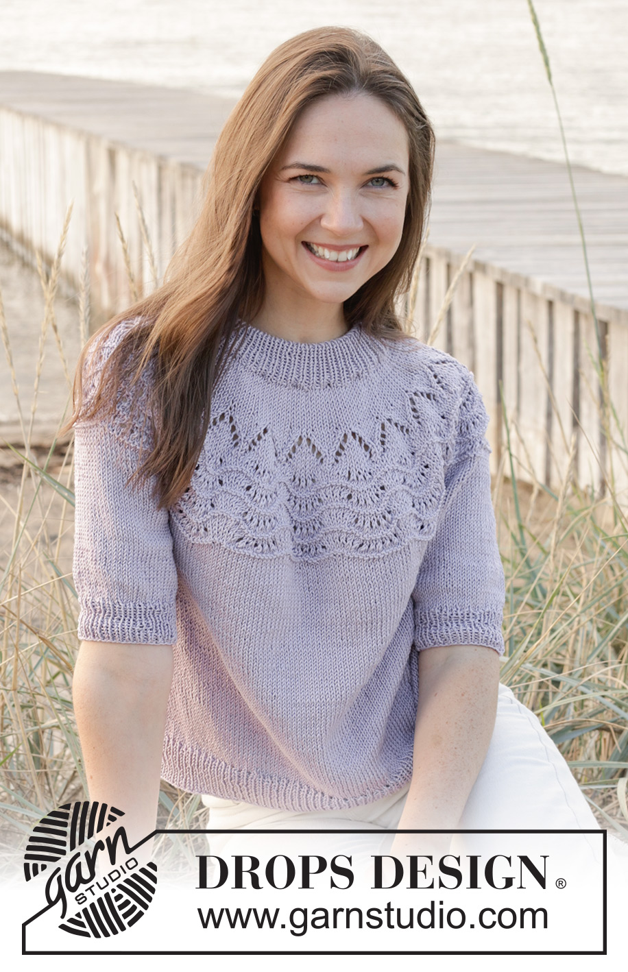 Hope Bay Top / DROPS 241-32 - Gestrickter Pullover mit kurzen Ärmeln in DROPS Muskat. Die Arbeit wird von oben nach unten mit doppelter Halsblende, Rundpasse und Wellenmuster an der Passe gestrickt. Größe S - XXXL.