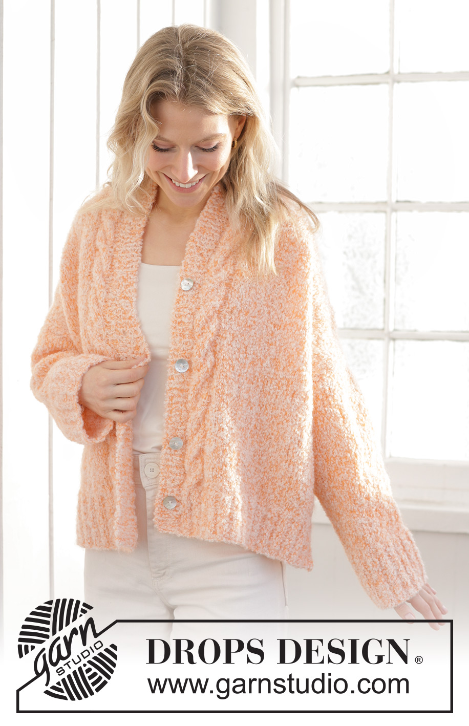 Peach Blossom Cardigan / DROPS 241-34 - Gestrickte Jacke in DROPS Alpaca Bouclé und DROPS Kid-Silk. Die Arbeit wird von unten nach oben mit Zopfmuster, glatt rechts und Seitenschlitzen gestrickt. Größe XS - XXL.