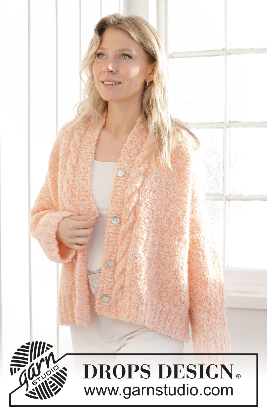 Peach Blossom Cardigan / DROPS 241-34 - Gestrickte Jacke in DROPS Alpaca Bouclé und DROPS Kid-Silk. Die Arbeit wird von unten nach oben mit Zopfmuster, glatt rechts und Seitenschlitzen gestrickt. Größe XS - XXL.