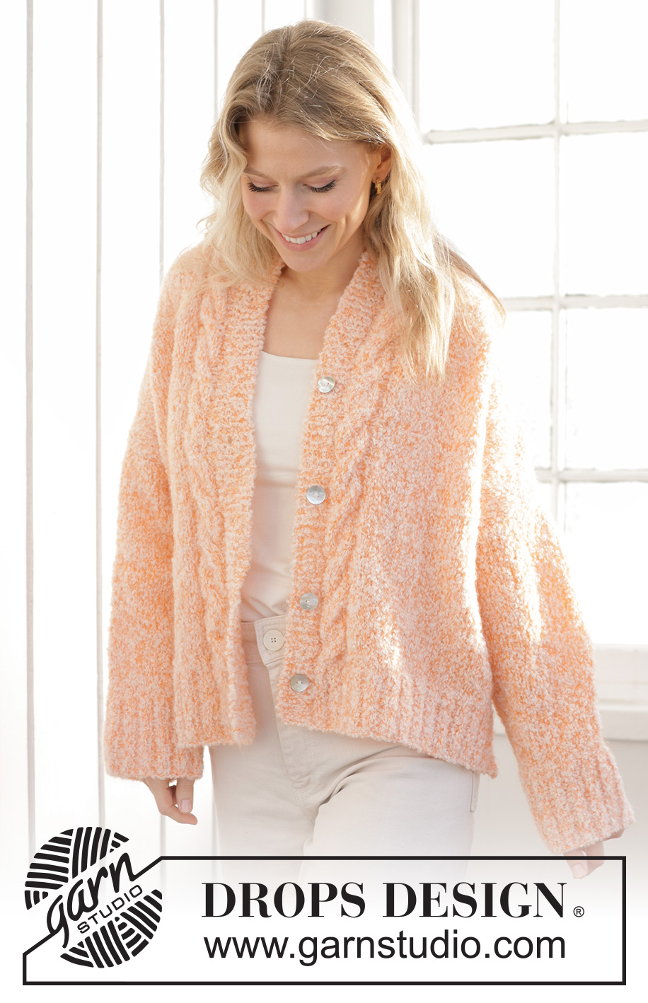 Peach Blossom Cardigan / DROPS 241-34 - Gestrickte Jacke in DROPS Alpaca Bouclé und DROPS Kid-Silk. Die Arbeit wird von unten nach oben mit Zopfmuster, glatt rechts und Seitenschlitzen gestrickt. Größe XS - XXL.