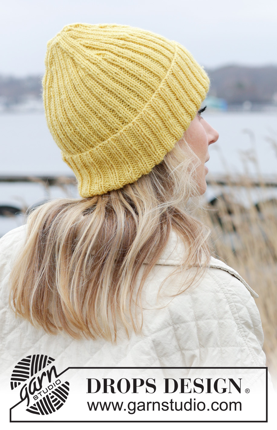 Sunshine Coast Hat / DROPS 242-11 - Gebreide muts / hipster muts in DROPS Karisma. Het werk wordt van onder naar boven gebreid in boordsteek.