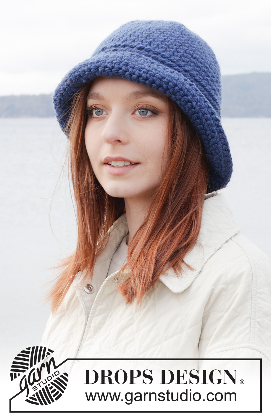 Cosy Mariner Hat / DROPS 242-13 - Gehäkelter Hut in DROPS Andes. Die Arbeit wird in Runden von oben nach unten mit festen Maschen gehäkelt.