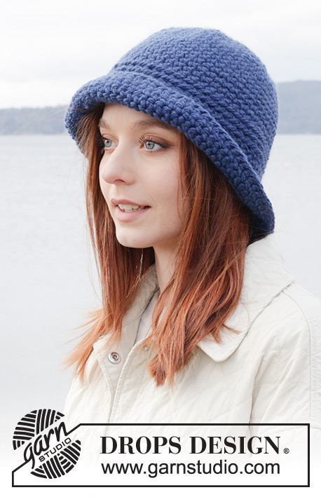 Cosy Mariner Hat / DROPS 242-13 - Gehäkelter Hut in DROPS Andes. Die Arbeit wird in Runden von oben nach unten mit festen Maschen gehäkelt.