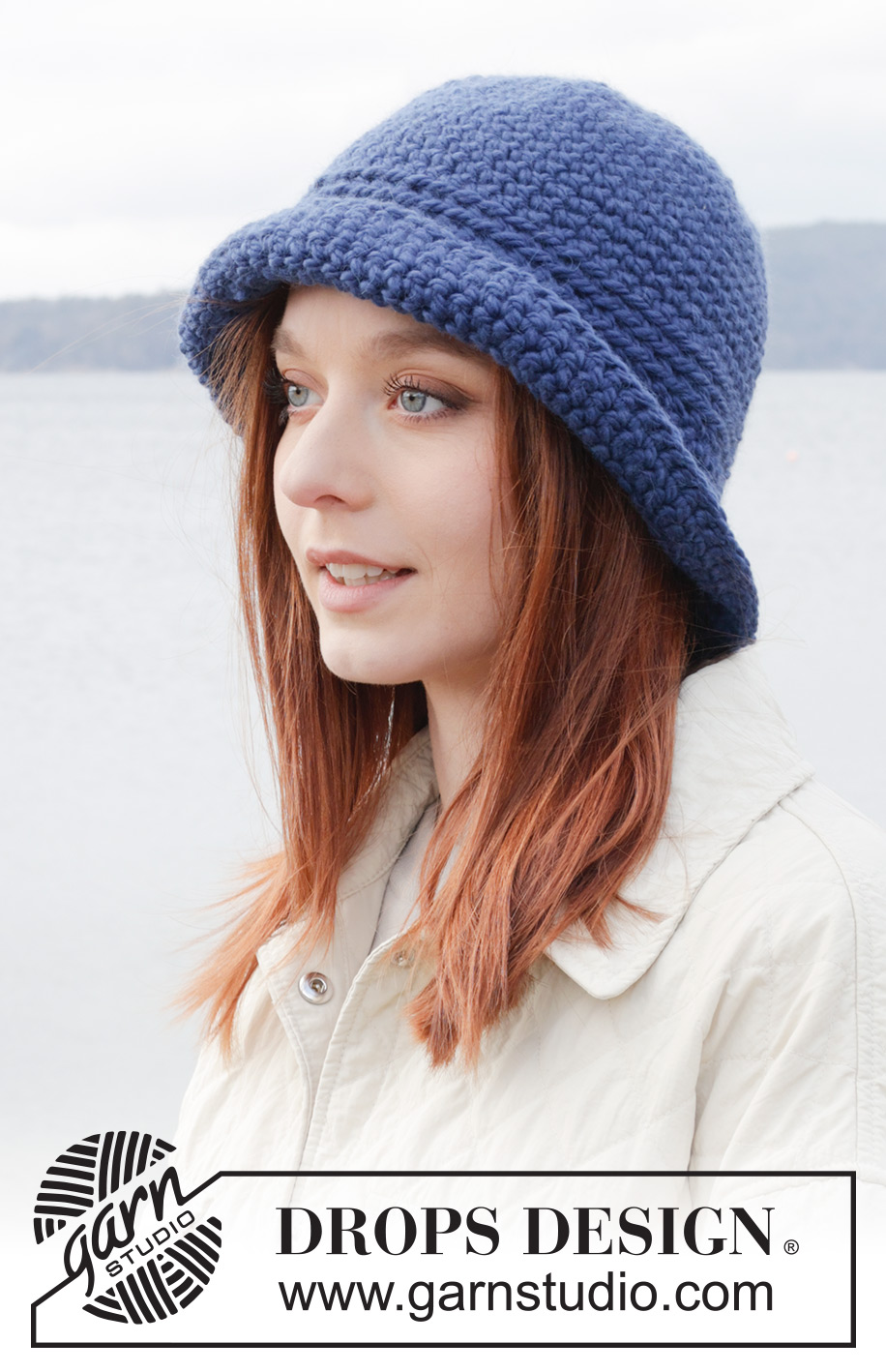 Cosy Mariner Hat / DROPS 242-13 - Gehäkelter Hut in DROPS Andes. Die Arbeit wird in Runden von oben nach unten mit festen Maschen gehäkelt.