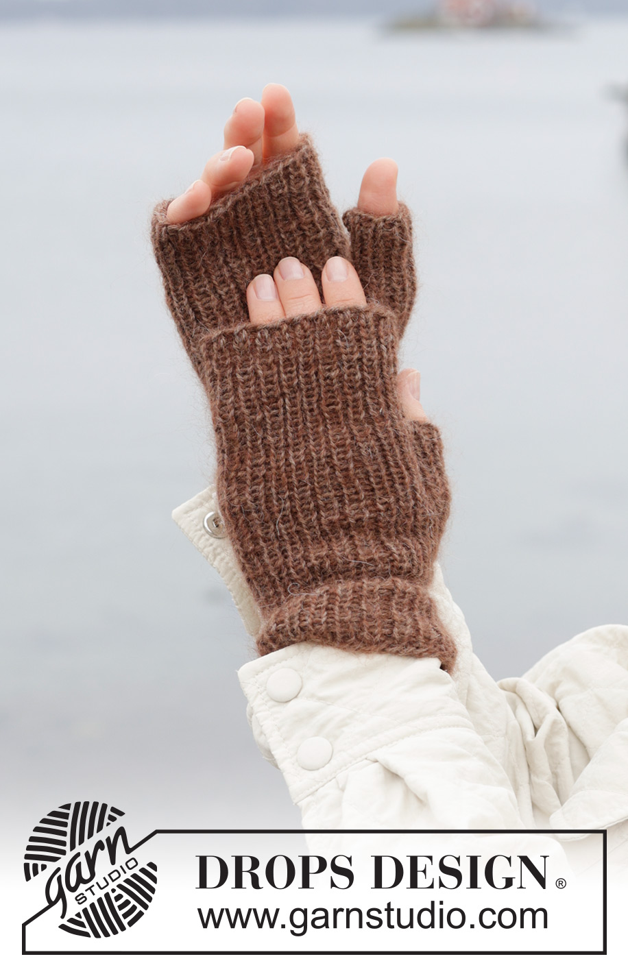 Autumn's Hush Wrist Warmers / DROPS 242-17 - Gebreide polswarmers in DROPS Alpaca en DROPS Kid-Silk. Het werk wordt gebreid in boordsteek.