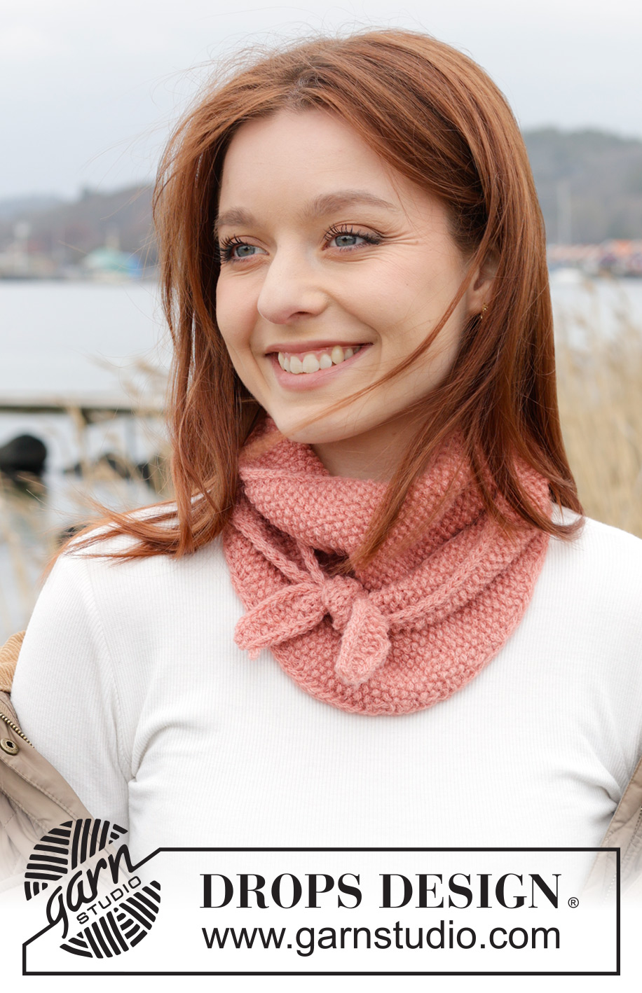 Pretty Peach Shawl / DROPS 242-21 - Kötött kendő DROPS Sky fonalból. A darabot oldalirányban készítjük, rizsmintával.
