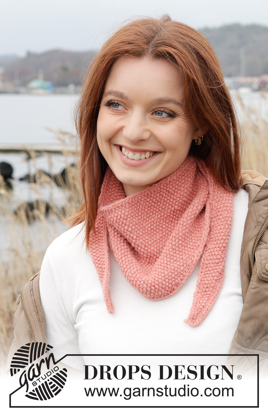 Pretty Peach Shawl / DROPS 242-21 - Kötött kendő DROPS Sky fonalból. A darabot oldalirányban készítjük, rizsmintával.