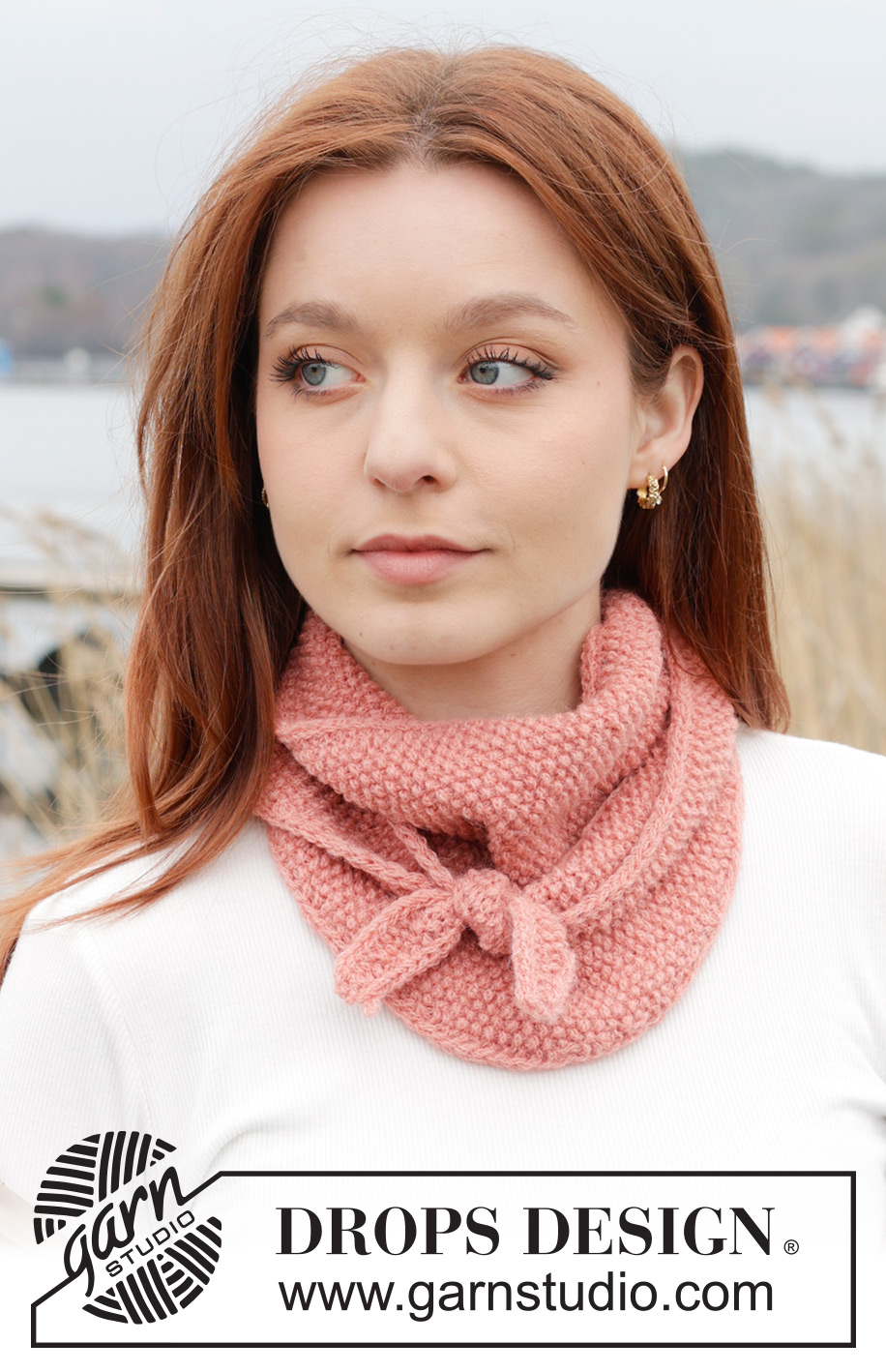 Pretty Peach Shawl / DROPS 242-21 - Kötött kendő DROPS Sky fonalból. A darabot oldalirányban készítjük, rizsmintával.