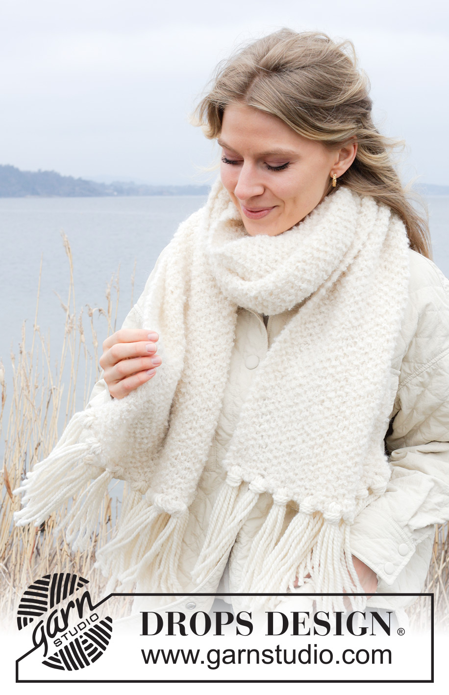 Snow Pearls Scarf / DROPS 242-24 - Knitted scarf in DROPS Alpaca Bouclé and DROPS Brushed Alpaca Silk and fringes in DROPS Andes. The piece is worked back and forth with moss stitch.