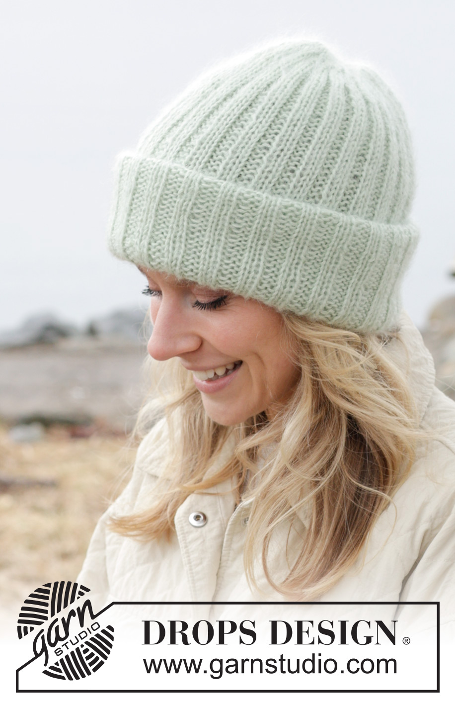 Mint Winter Hat / DROPS 242-3 - Gebreide muts / hipster muts in DROPS Alpaca en DROPS Kid-Silk. Het werk wordt van onder naar boven gebreid met boordsteek.