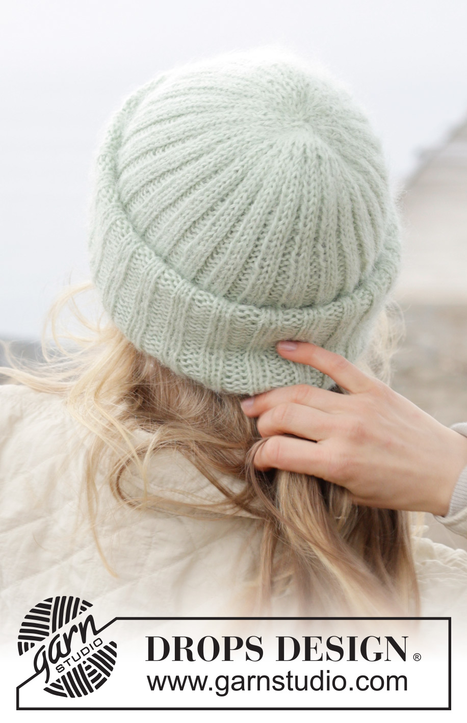 Mint Winter Hat / DROPS 242-3 - Gebreide muts / hipster muts in DROPS Alpaca en DROPS Kid-Silk. Het werk wordt van onder naar boven gebreid met boordsteek.