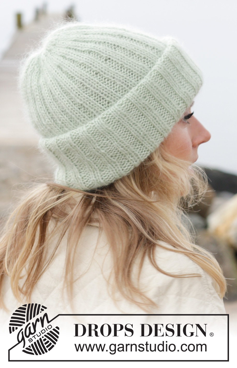 Mint Winter Hat / DROPS 242-3 - Gebreide muts / hipster muts in DROPS Alpaca en DROPS Kid-Silk. Het werk wordt van onder naar boven gebreid met boordsteek.