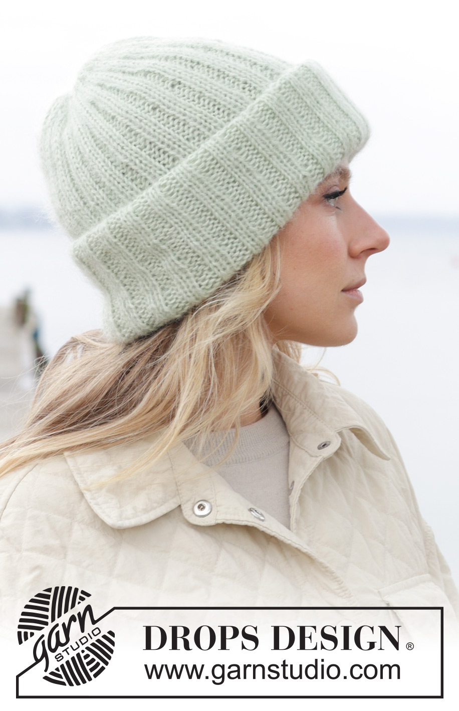 Mint Winter Hat / DROPS 242-3 - Gebreide muts / hipster muts in DROPS Alpaca en DROPS Kid-Silk. Het werk wordt van onder naar boven gebreid met boordsteek.