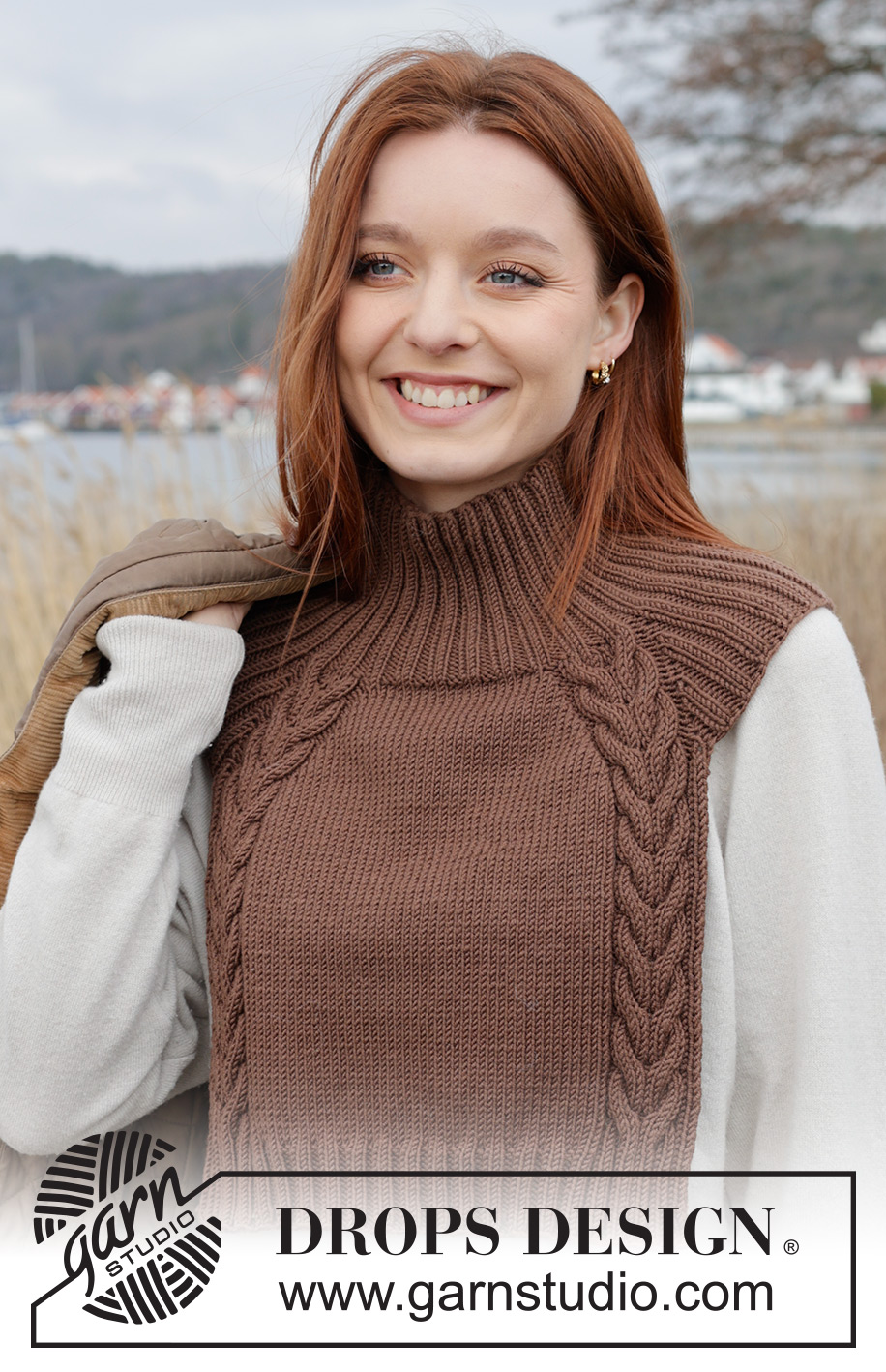 Chestnut Love Neck Warmer / DROPS 242-32 - Knitted neck warmer in DROPS Merino Extra Fine or DROPS Fiesta. The piece is worked top down with raglan and cables.