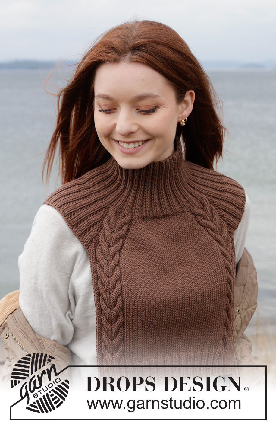 Chestnut Love Neck Warmer / DROPS 242-32 - Knitted neck warmer in DROPS Merino Extra Fine or DROPS Fiesta. The piece is worked top down with raglan and cables.