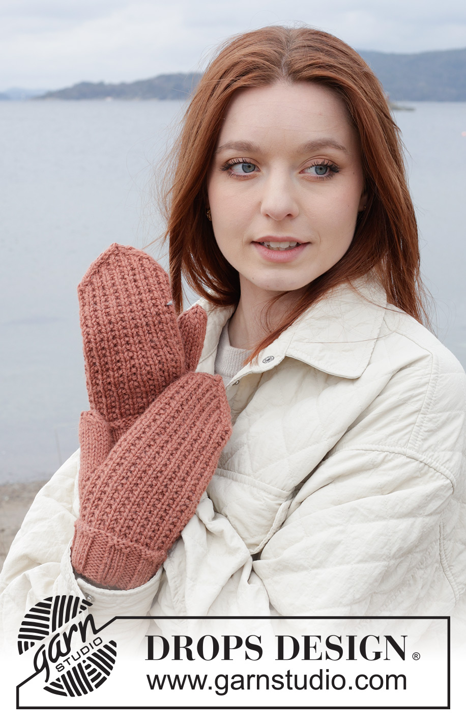 Brick Lane Mittens / DROPS 242-38 - Gestrickte Fäustlinge in DROPS Nepal. Die Arbeit wird von unten nach oben mit Reliefmuster gestrickt.