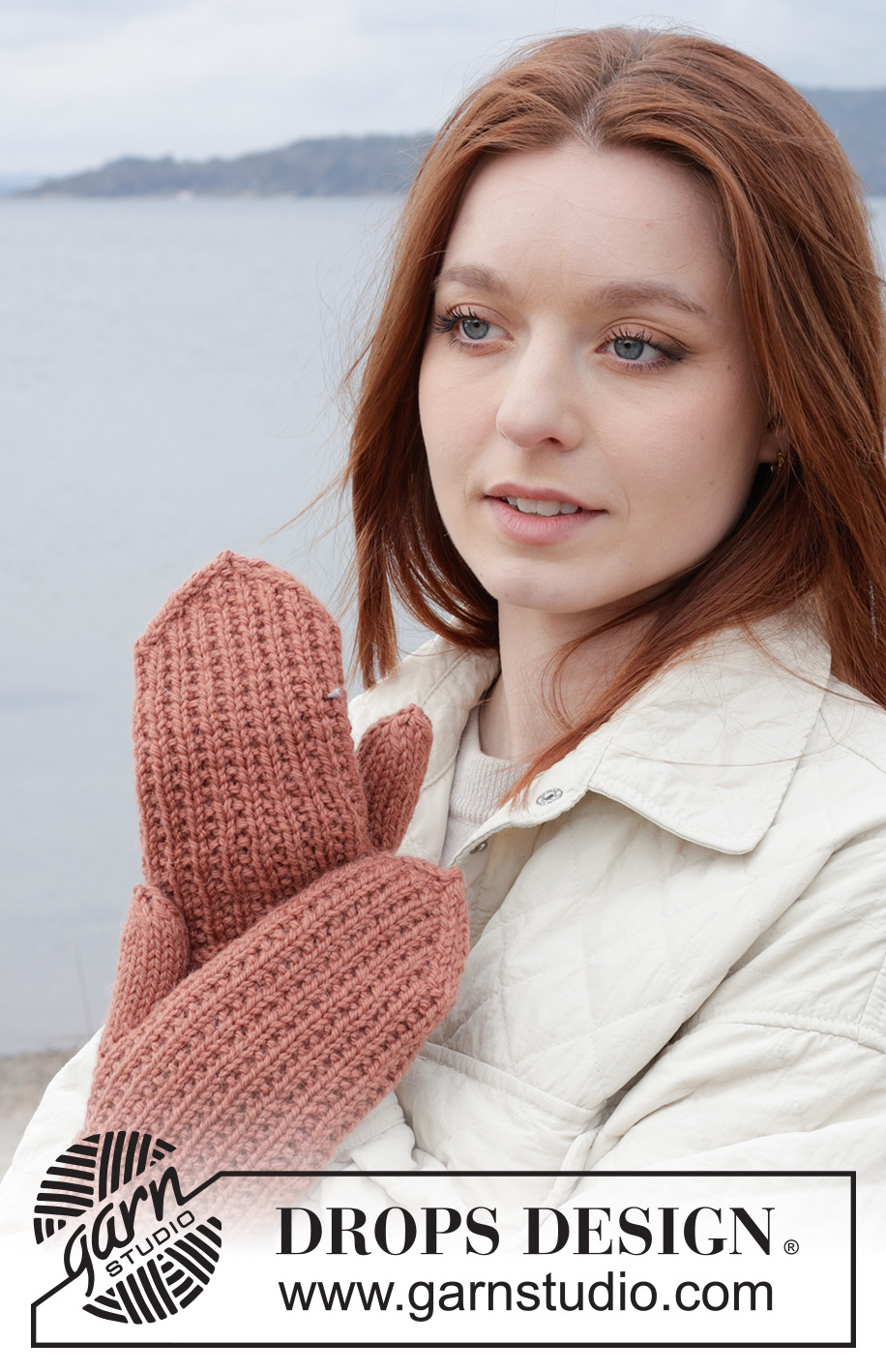 Brick Lane Mittens / DROPS 242-38 - Gestrickte Fäustlinge in DROPS Nepal. Die Arbeit wird von unten nach oben mit Reliefmuster gestrickt.