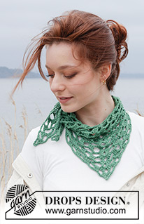 Garden Cobbles Shawl / DROPS 242-4 - Gehäkeltes kleines Tuch in DROPS Merino Extra Fine oder DROPS Cotton Merino. Die Arbeit wird von oben nach unten im Lochmuster gehäkelt.