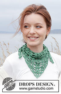 Garden Cobbles Shawl / DROPS 242-4 - Gehäkeltes kleines Tuch in DROPS Merino Extra Fine oder DROPS Cotton Merino. Die Arbeit wird von oben nach unten im Lochmuster gehäkelt.