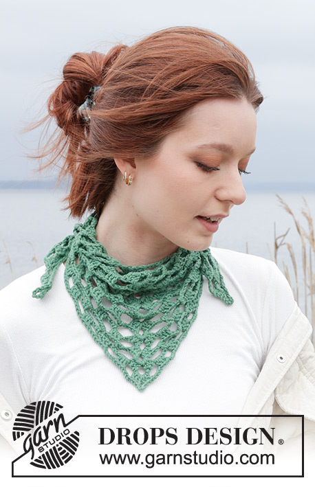 Garden Cobbles Shawl / DROPS 242-4 - Gehäkeltes kleines Tuch in DROPS Merino Extra Fine oder DROPS Cotton Merino. Die Arbeit wird von oben nach unten im Lochmuster gehäkelt.