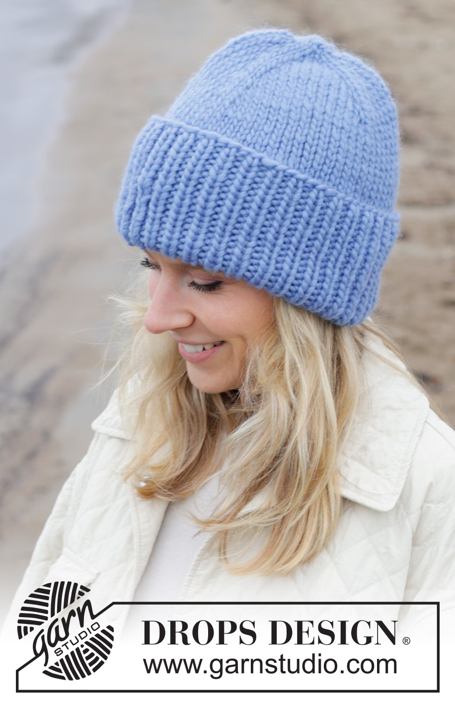Grand Lake Hat / DROPS 242-46 - Gestrickte Mütze / Hipstermütze in DROPS Snow. Die Arbeit wird von oben nach unten glatt rechts mit Mützenaufschlag im Rippenmuster gestrickt.