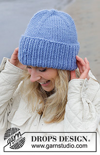 Grand Lake Hat / DROPS 242-46 - Gestrickte Mütze / Hipstermütze in DROPS Snow. Die Arbeit wird von oben nach unten glatt rechts mit Mützenaufschlag im Rippenmuster gestrickt.