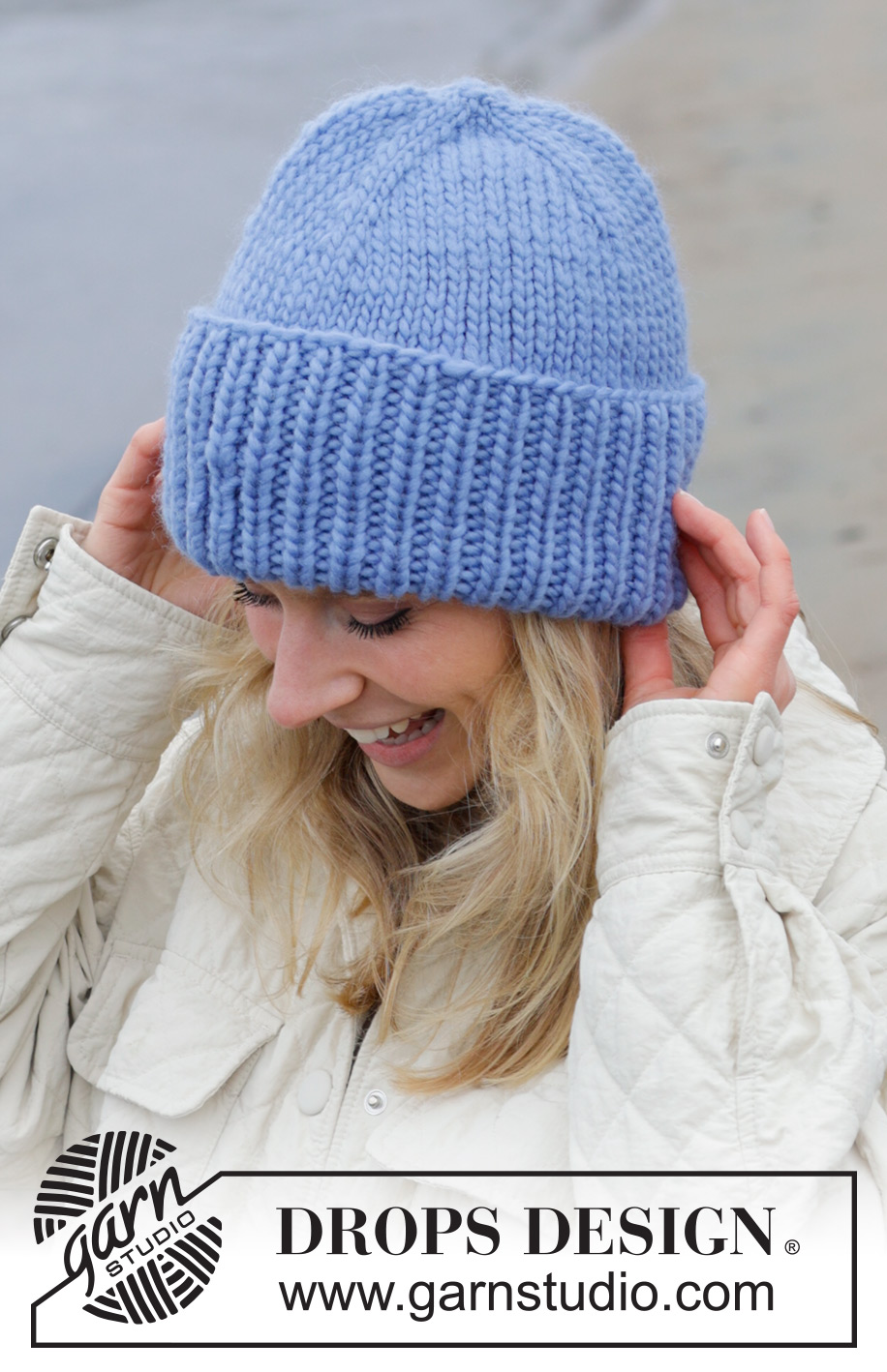 Grand Lake Hat / DROPS 242-46 - Gestrickte Mütze / Hipstermütze in DROPS Snow. Die Arbeit wird von oben nach unten glatt rechts mit Mützenaufschlag im Rippenmuster gestrickt.