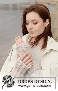 Drifting Sand Wrist Warmers / DROPS 242-52 - DROPS Snow lõngast alt üles soonikkoes kootud randmesoojendajad
