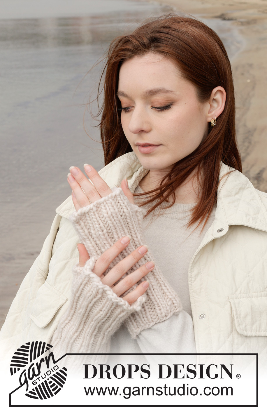 Drifting Sand Wrist Warmers / DROPS 242-52 - DROPS Snow lõngast alt üles soonikkoes kootud randmesoojendajad