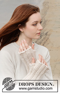 Drifting Sand Wrist Warmers / DROPS 242-52 - DROPS Snow lõngast alt üles soonikkoes kootud randmesoojendajad