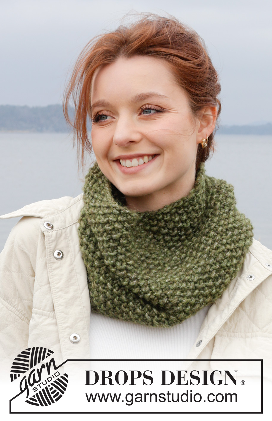 Warm Hug Neck Warmer / DROPS 242-54 - Knitted neck warmer in 1 strand DROPS Wish or 2 strands DROPS Air. The piece is worked in the round with moss stitch.